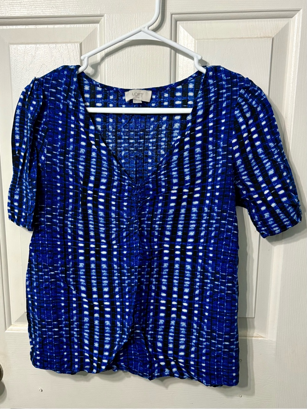 LOFT Blue and White Patterned V-Neck Short Sleeve Blouse